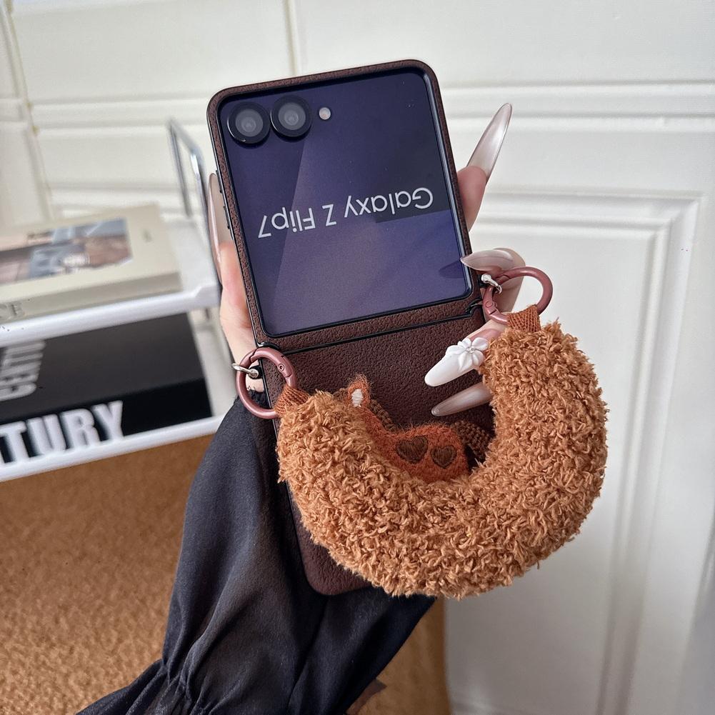 

Fluffy Brown Pony Keychain Bracelet with Side Clasp Phone Case For Samsung Z Flip 7 Flip7 FE Galaxy Z Flip 6 5 4 3 Protect Cover Galaxy Z Flip4