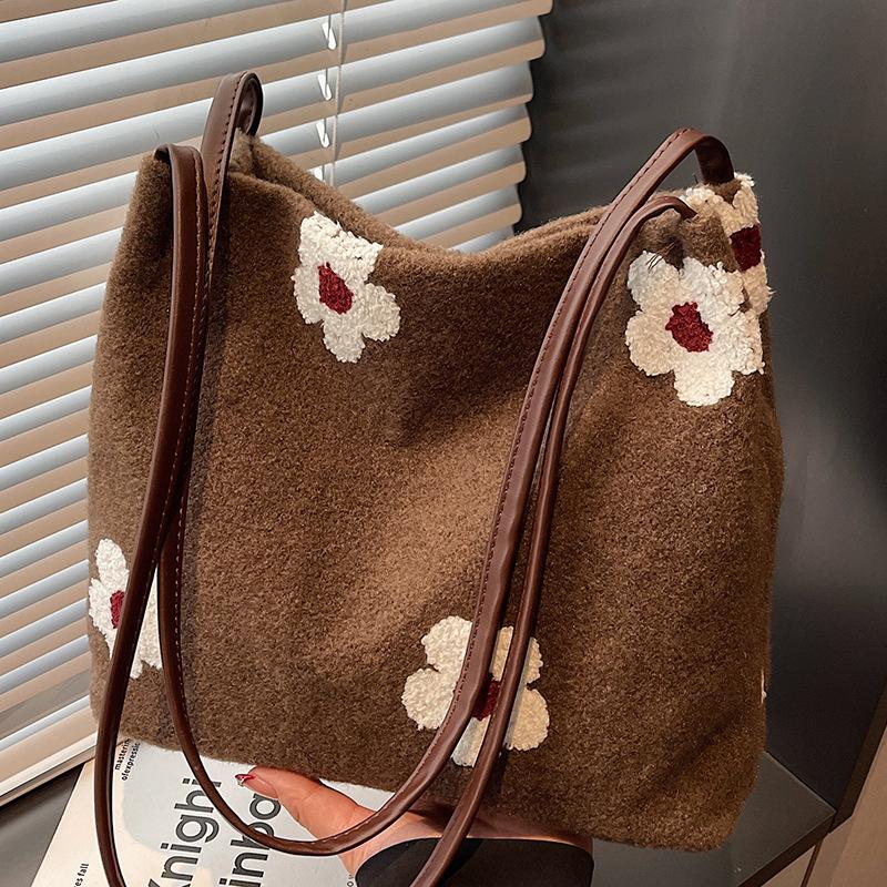 A Niche High-appeartion-level Bag, A Large-capacity Single-shoulder Tote Bag, and A Fashionable Commuting Underarm Bag