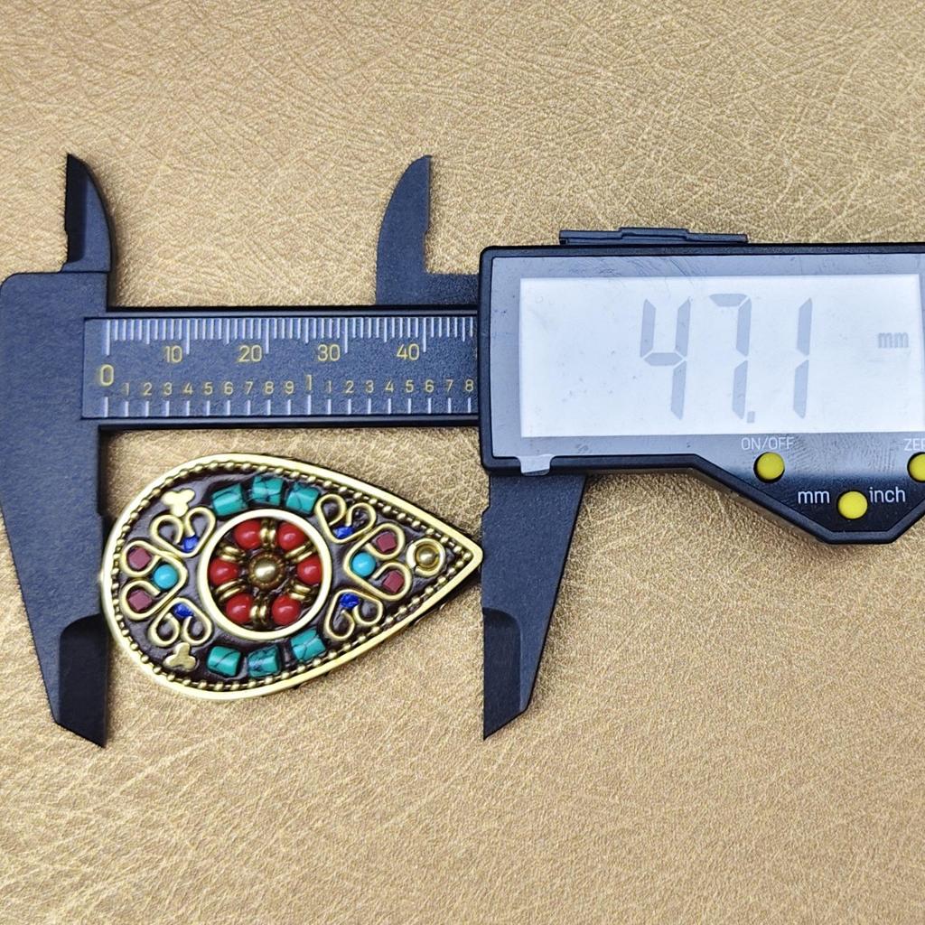 Nepalski Ręcznie Robiony Naszyjnik z Sześciosylabową Mantrą z Mosiężnymi Inkrustowanymi Koralikami