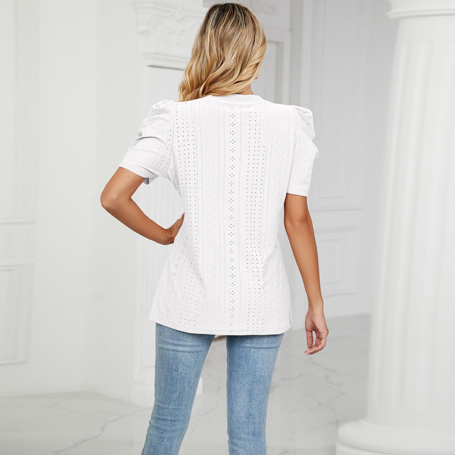 Летняя женская футболка с v-образным вырезом и объемными рукавами — фото 7