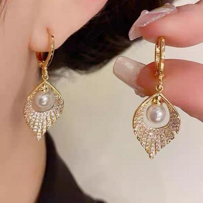 Korean Niche Design Zircon Teardrop Earrings: Celebrity Style, Light Luxury, Versatile Fashion.