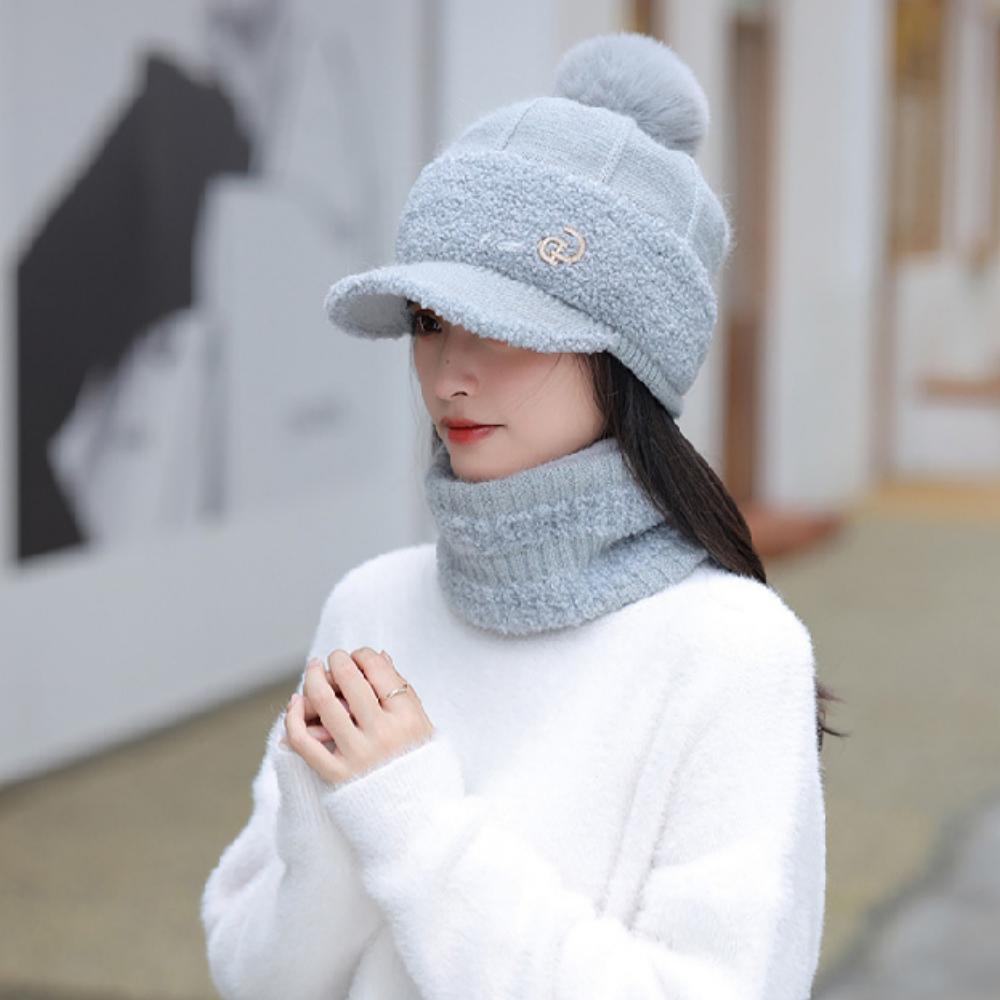 Cappello invernale da donna in poliestere con pelliccia sintetica e ponpon