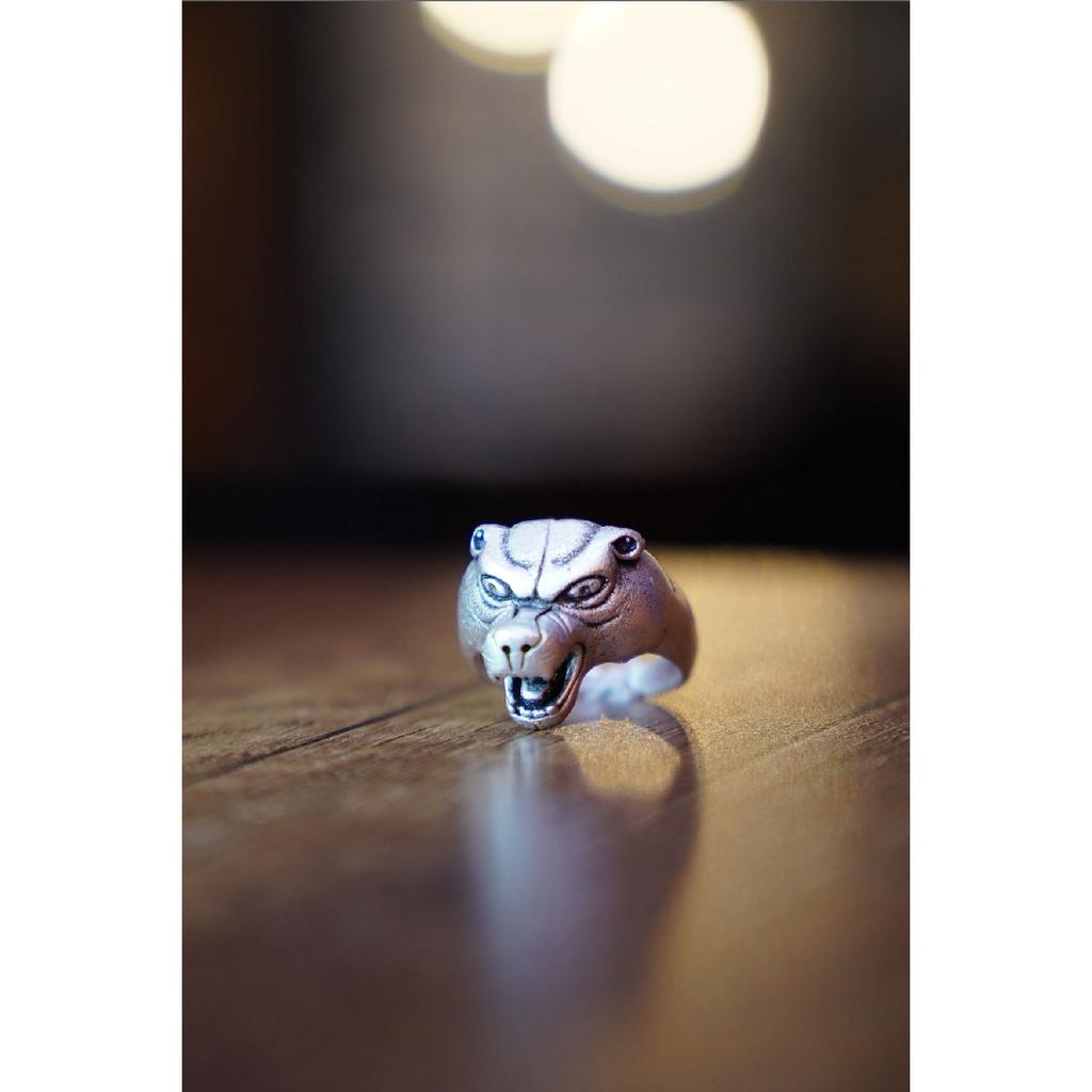 Regulowany, posrebrzany pierścionek z głową wilka