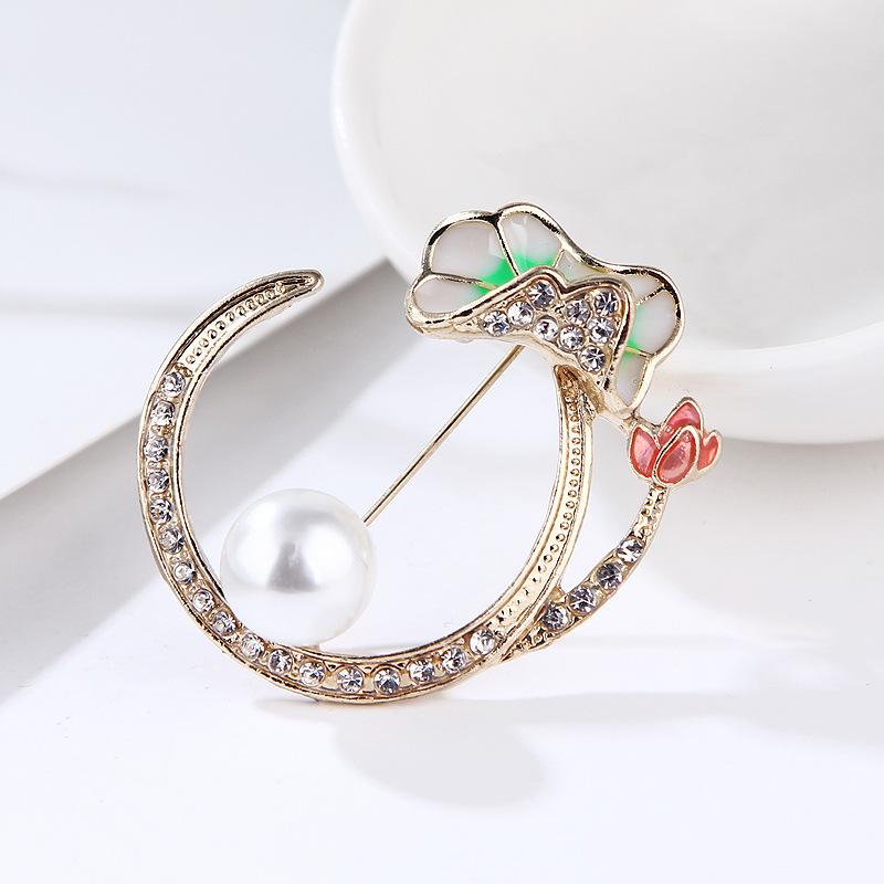 Lotus Pearl Brooch Moon Design Simple Corsage Temperament Fashion Exquisite Hypoallergenic Luxury Enamel Long-lasting Color