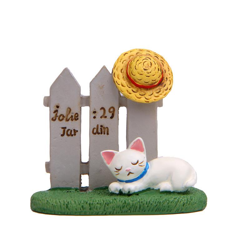 

Resin Fence Cat And Hat With Moss Grass Decor For Photo Shoots Gift Giving