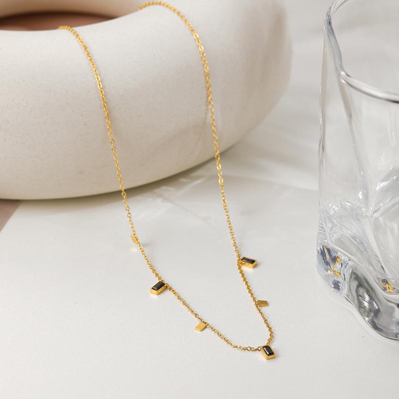 Collana quadrata in zirconio colorato Acciaio inossidabile placcato oro vero Non sbiadisce Versatile da donna Alta qualità Acciaio inossidabile Raffinata catena per clavicola