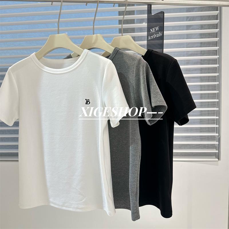 

Женская белая приталенная футболка с круглым вырезом и коротким рукавом с вышивкой