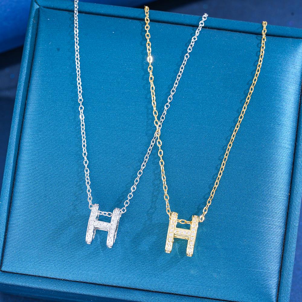Collana a H con Intaglio Raffinato - Ciondolo Minimalista di Lusso Leggero, Catena per Clavicola in Acciaio di Titanio, Personalizzata con Design di Nicchia per Donna