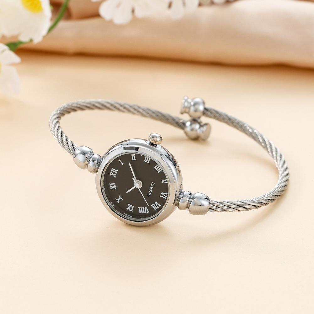 

Luxury Bangle Bracelet Alloy Wristwatch Chain Watches Casual Quartz Watch Ladies Roma Silver-black