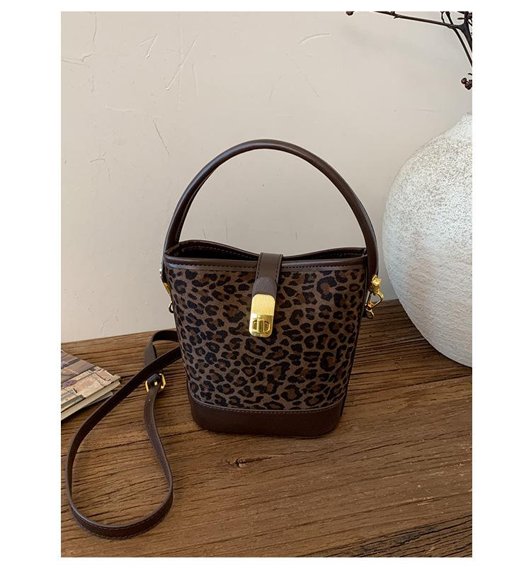 

Niche design leopard print bucket bag women s 2025 new retro fashion portable commuter bag fashion shoulder messenger bag