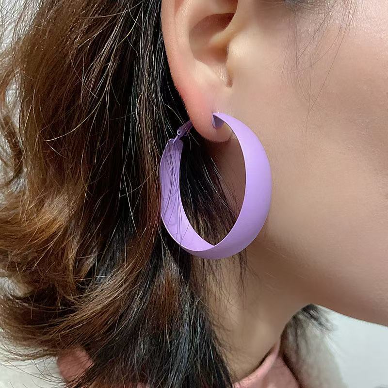European and American fashion, commuter style, sophisticated earrings, fresh green spray paint, simple geometric circle silver needle earrings for