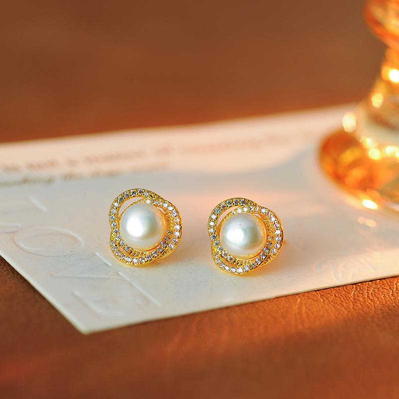 Exquisite Women's Pearl Necklace: Luxury Clavicle Choker with High-End Pendant - 2025 Trendy Accessory.