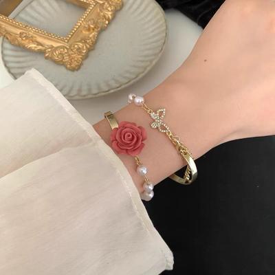 Elegante Pulseira Rosa de Fada: Joia Vintage Borboleta Pérola e Camélia para Mulheres