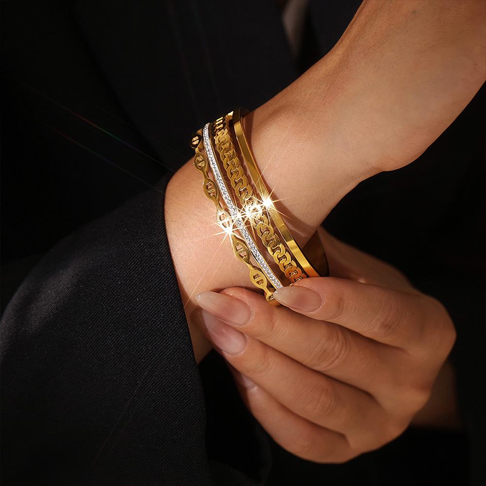 Dubai Bestseller: Exquisite Rhinestone-Studded NK Chain Bracelet with Day-Character Buckle, 18k Gold-Plated Titanium Steel, Light Luxury Style.