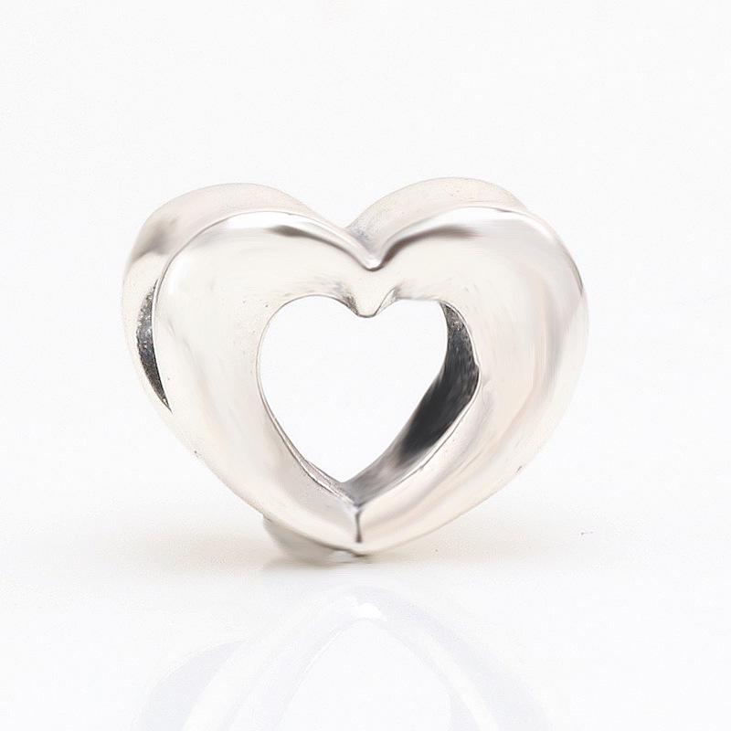 Elegant Silver-Plated Hollow Heart Charm Beads Gift for Women серебряный