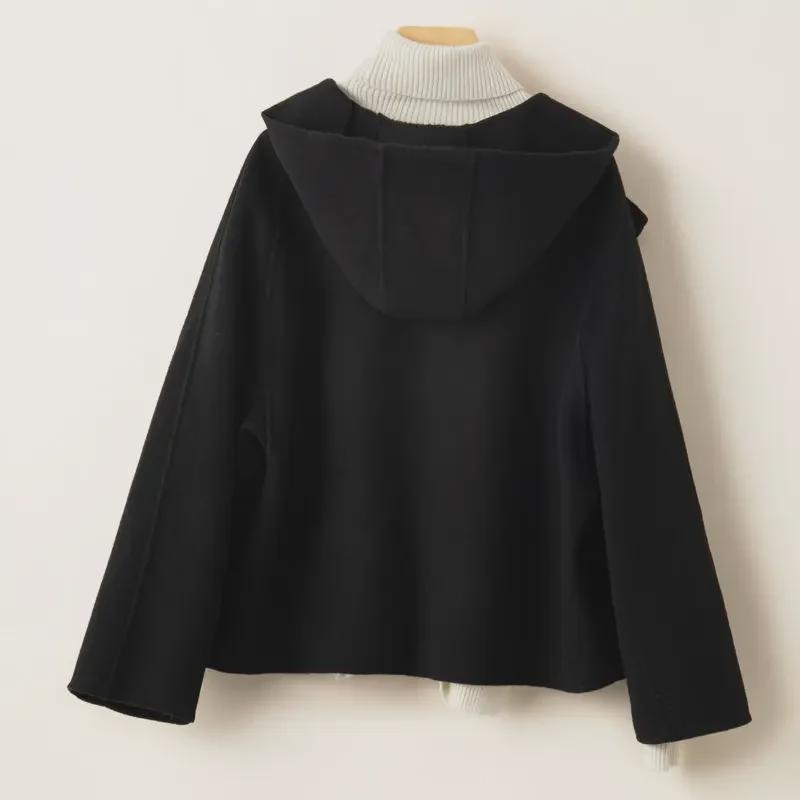 Dámský černý vlněný kabát s kapucí ve stylu Hepburn pro drobnější postavy - Krátký, oboustranný pro podzim/zimu 2024