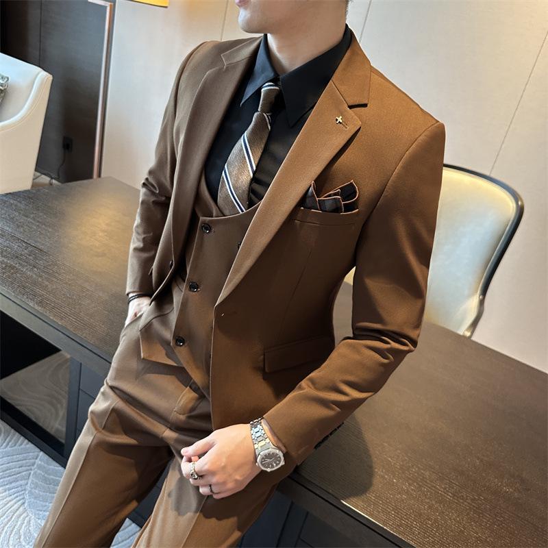 Completo Uomo Verde Scuro Autunno 2025: Abbigliamento Business Casual e Formale, Abito da Sposo in Stile Britannico.