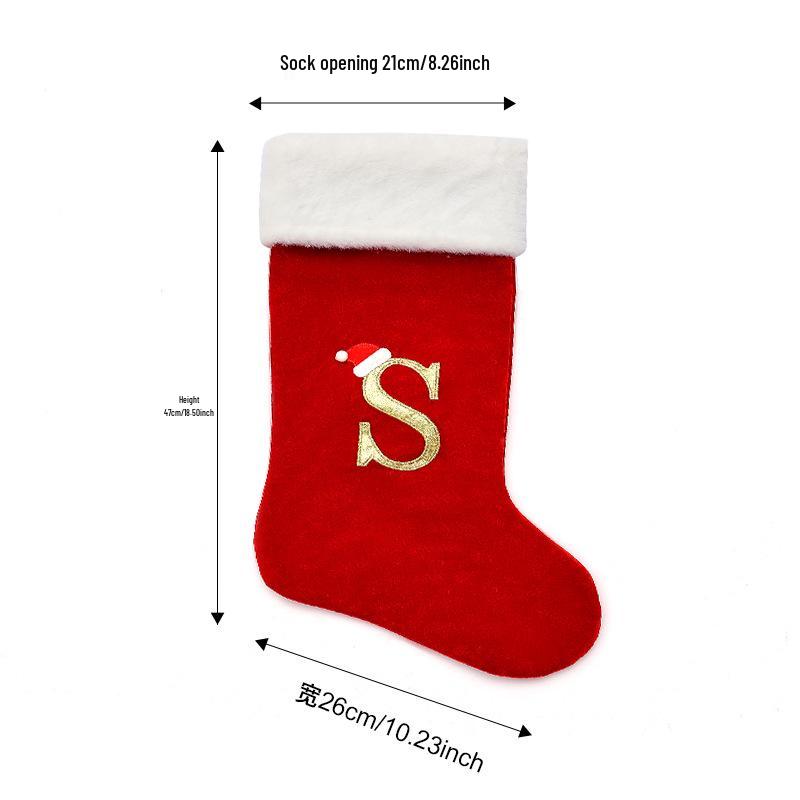 Großer roter Weihnachtsstrumpf mit Buchstaben-Ornament