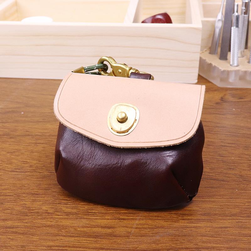 

New Top Layer Cowhide Coin Purse with Contrasting Color and Vegetable Tanned Leather, Versatile Storage for Earphones, Hanging Neck, Coin Purse темно-коричневого кольору