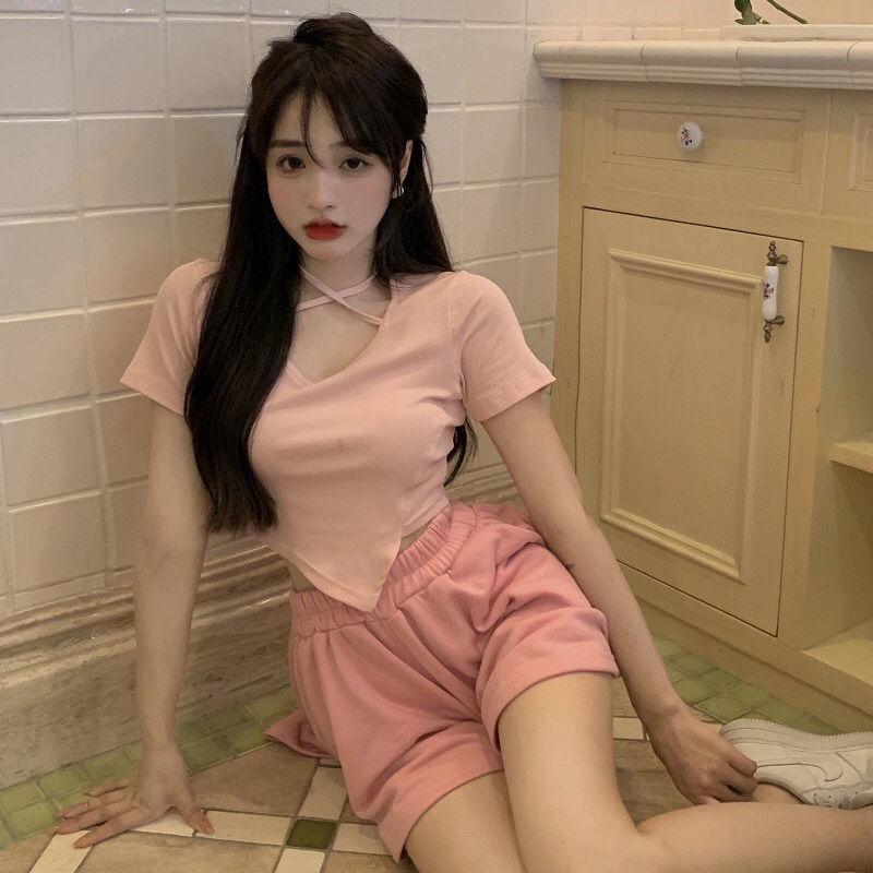 Trendiges pinkes Slim-Fit Asymmetrisches Top & Shorts Lässiger Sommeranzug für Damen