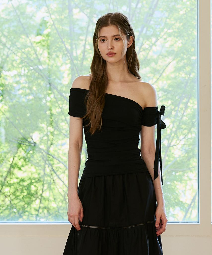 Alikim Ria One-Shoulder Shirring Top / Black
