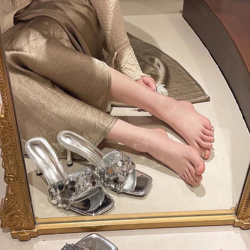 Mode 2024 Neue Internet-Berühmtheit Pailletten-Slipper für Damen Super Heißer Stil Vielseitig Französischer Schlanker Absatz Fee Cool Slipper