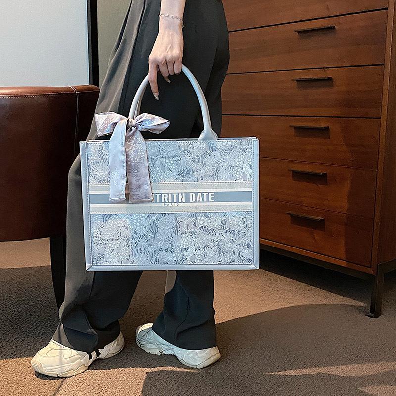 

Сумка подмышку женская большой вместимости 2025 новая летняя универсальная сумка через плечо текстурная портативная классная сумка-тоут для поездок