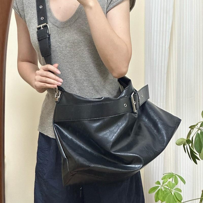 Autumn and winter large-capacity soft pitot bag lazy wind shoulder messenger bag retro new Spice Girl locomotive bag