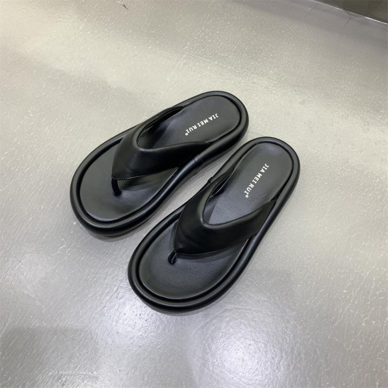 Thick-soled Flip-flops Shoes Women's Shoes Wear 2025 New Summer Soft-soled Shit-stepping Sandals Beach Sandals