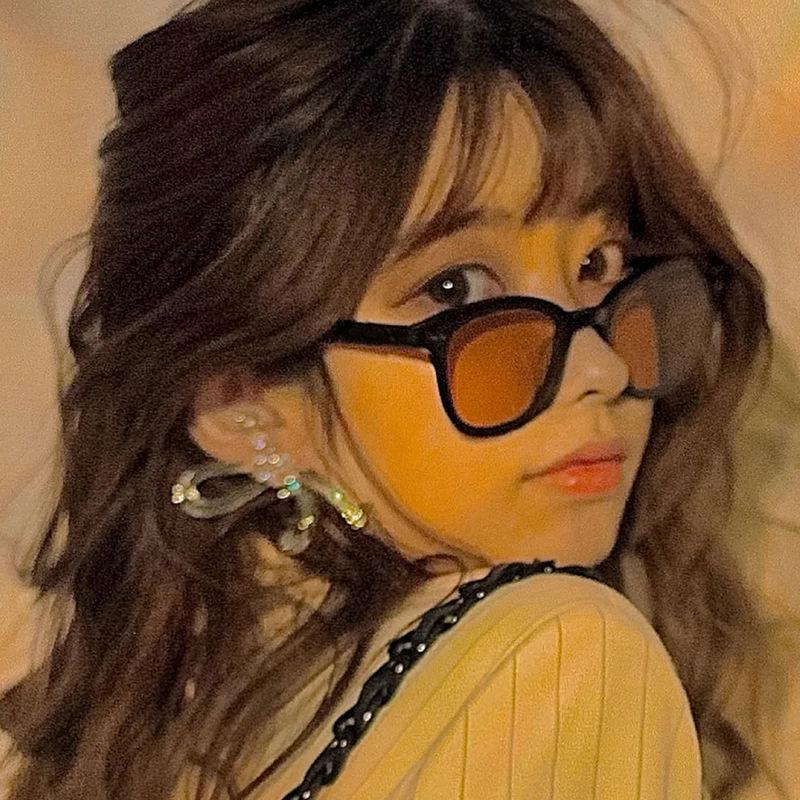 Retro Black Frame Brown Sunglasses: Trendy UV-Protective Eyewear for Women & Men