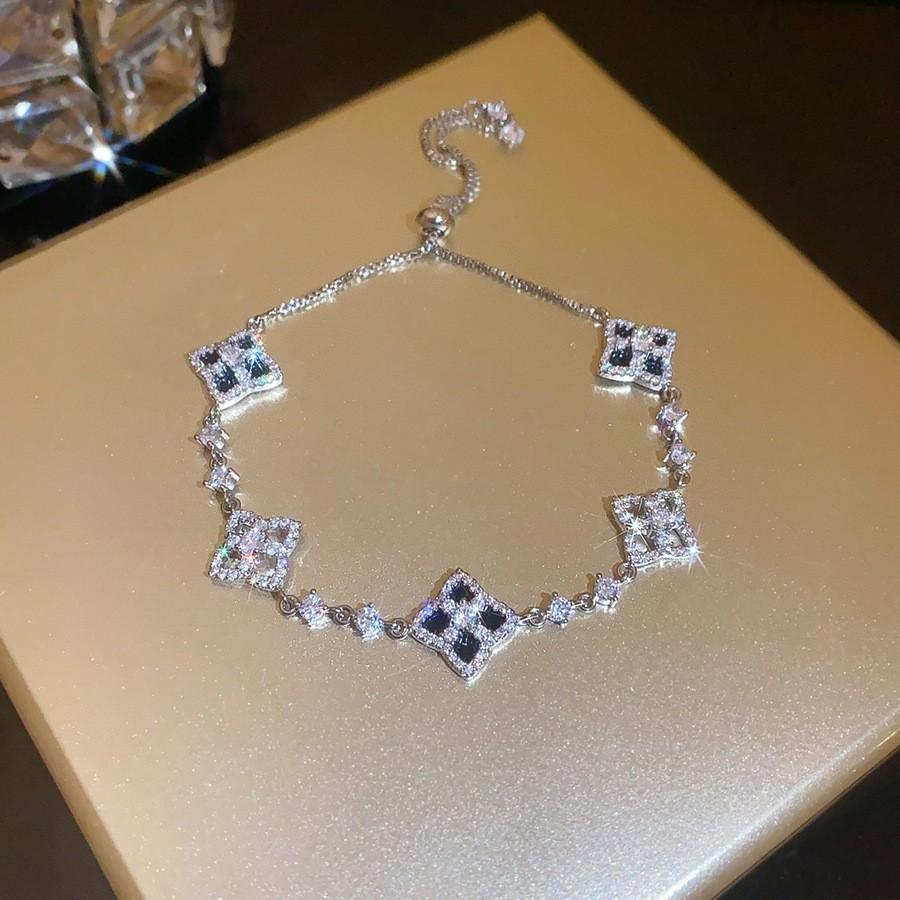French Zircon Flower Pendant Bracelet With Diamond Setting For Womens Fashion Accessory