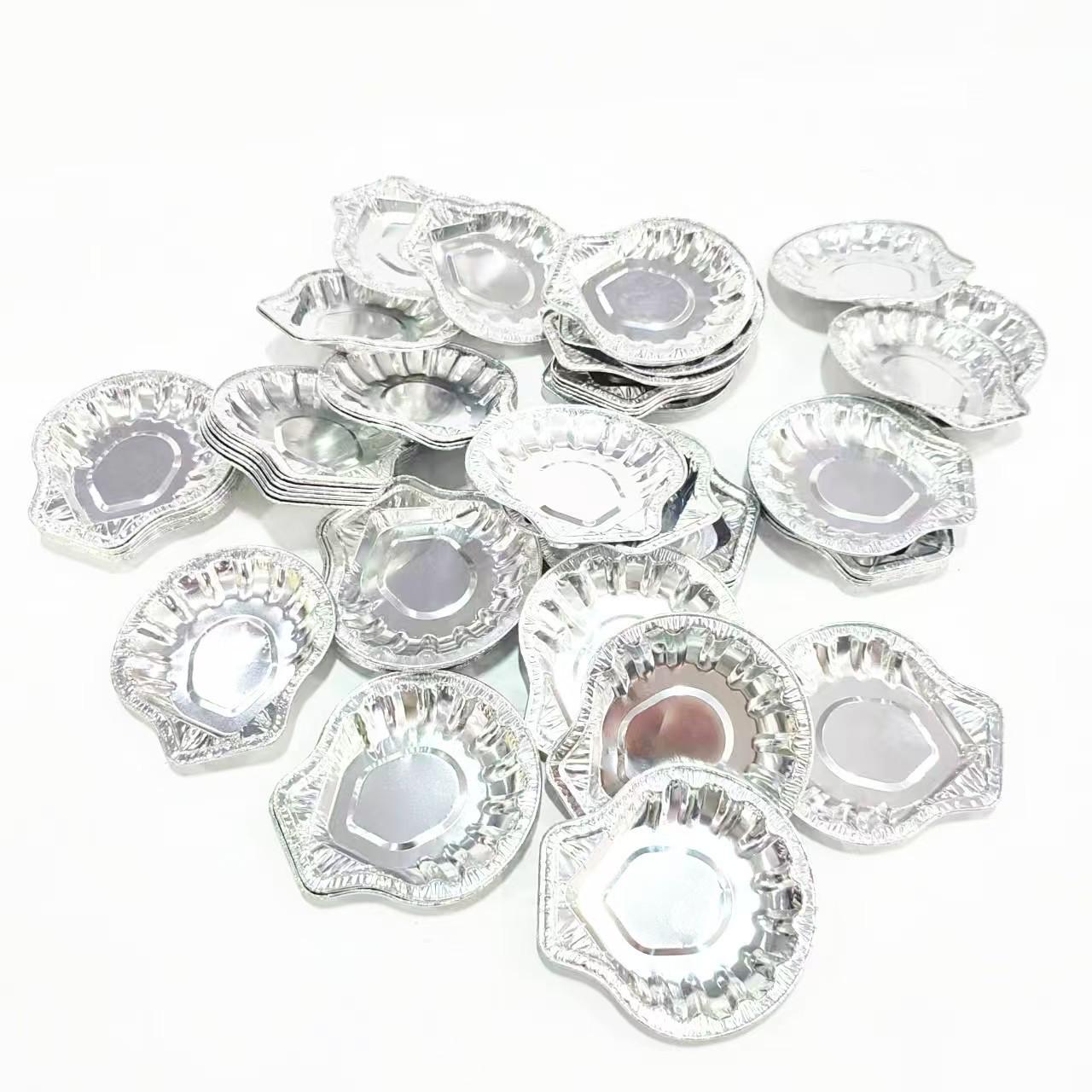 

Чесночные гребешки и абалон на гриле с вермишелью в фольгированной коробке