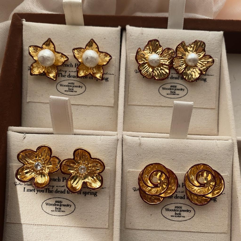 Three-Dimensional Gold Flower Pearl Stud Earrings Rose High-End Light Luxury Versatile Earrings Temperament French Retro