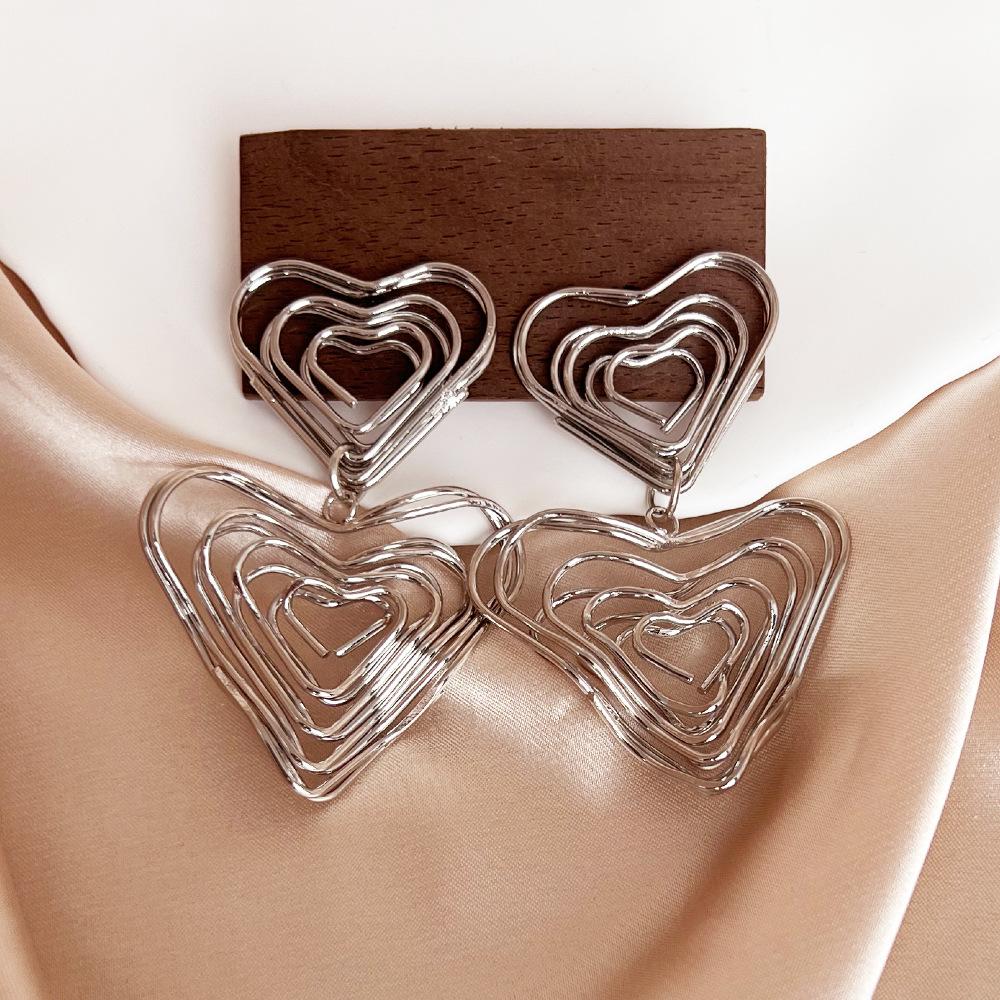 

Hollowed-out heart-shaped design, niche, simple, high-end, casual and elegant, light luxury and trendy earrings, stud earrings and earrings