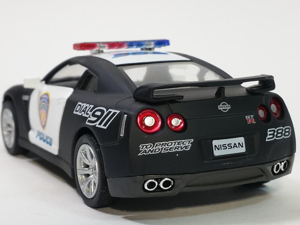 KiNSMART 2009 Nissan R35 Police Edition Scale Metal Model Toy Car with Action GT-R 5-inch 136 Die-Cast Pull-Back