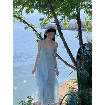 Tragen Sie einen Resort-Strandrock, ein superfeenhaftes florales rückenfreies Slipkleid und einen Damen-langen Rock