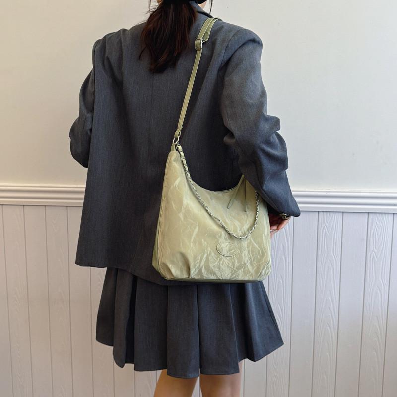 Contemporary 2024 Tote Bag With Chain Detail In Sophisticated Colors For Urban Fashion