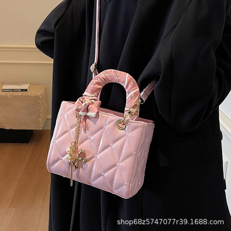 2025 new light luxury high-end small fragrance bag fashionable and versatile one-shoulder crossbody bag Lingge hand-held concubine bag