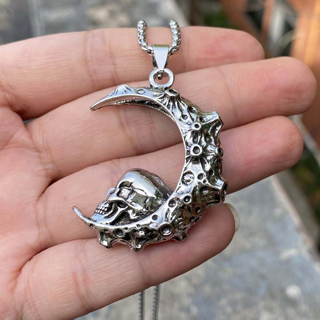 Fashion Creative Moon Necklace Retro Hip Hop Crescent Moon Skull Pendant Men'S Accessories