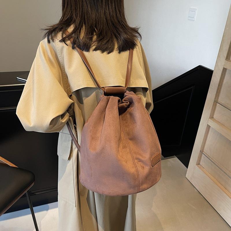 

Новый рюкзак женский повседневный дизайн с замшевой сумкой-ведром, универсальный простой наплечный плюшевый рюкзак 25*17*26 кофейный