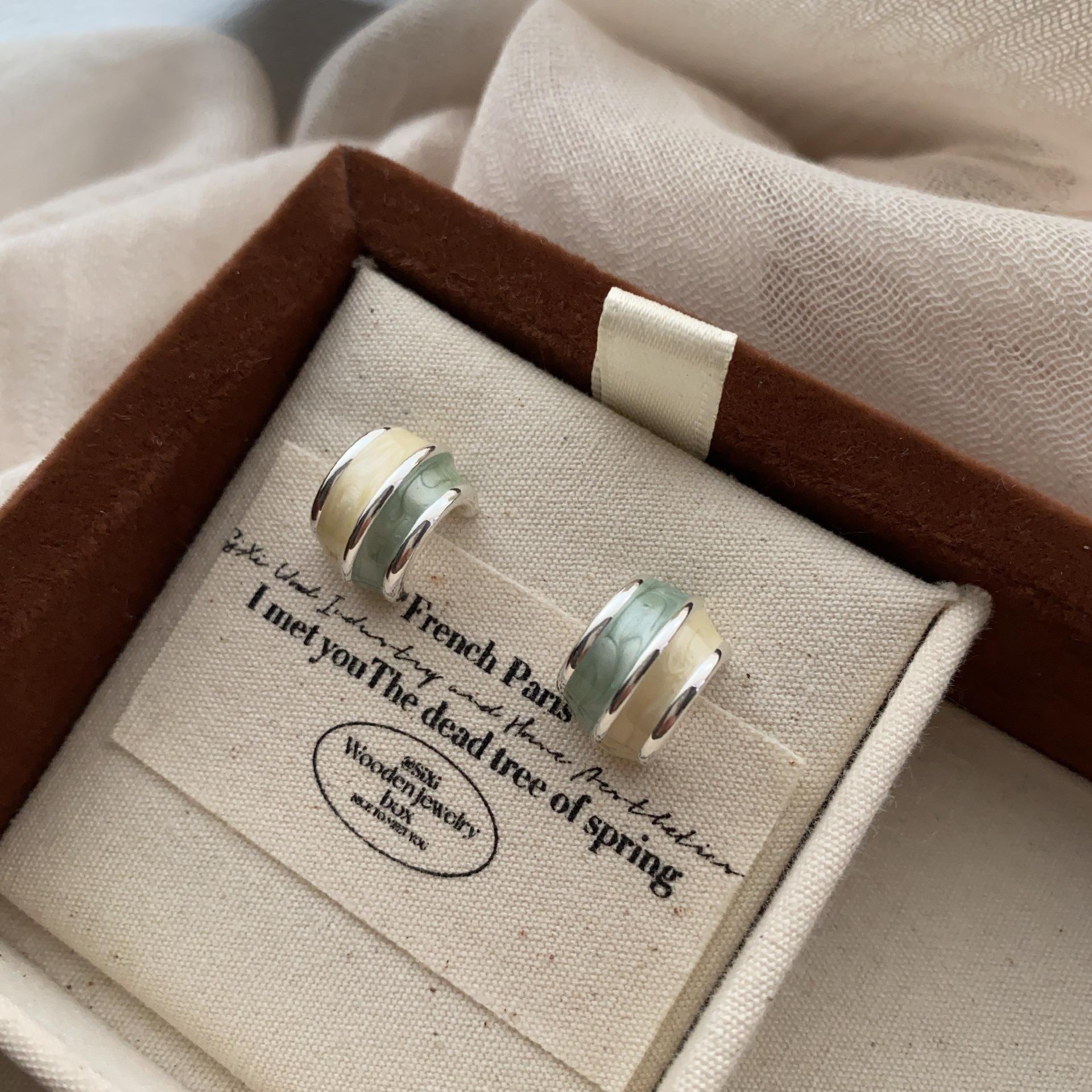 

Niche unique small fresh color simple stud earrings new splicing double earrings design sense niche light luxury versatile