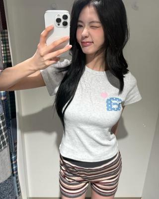 Eiieii Dot Small Letter Tee [Light Gray]