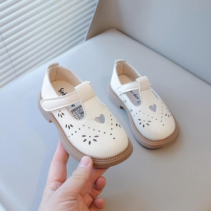 Girls Leather Shoes Heart Hollow Princess Sweet Classic Cut-outs Breathable T-strap 2025 Spring Summer New Kids Flats Chic Soft