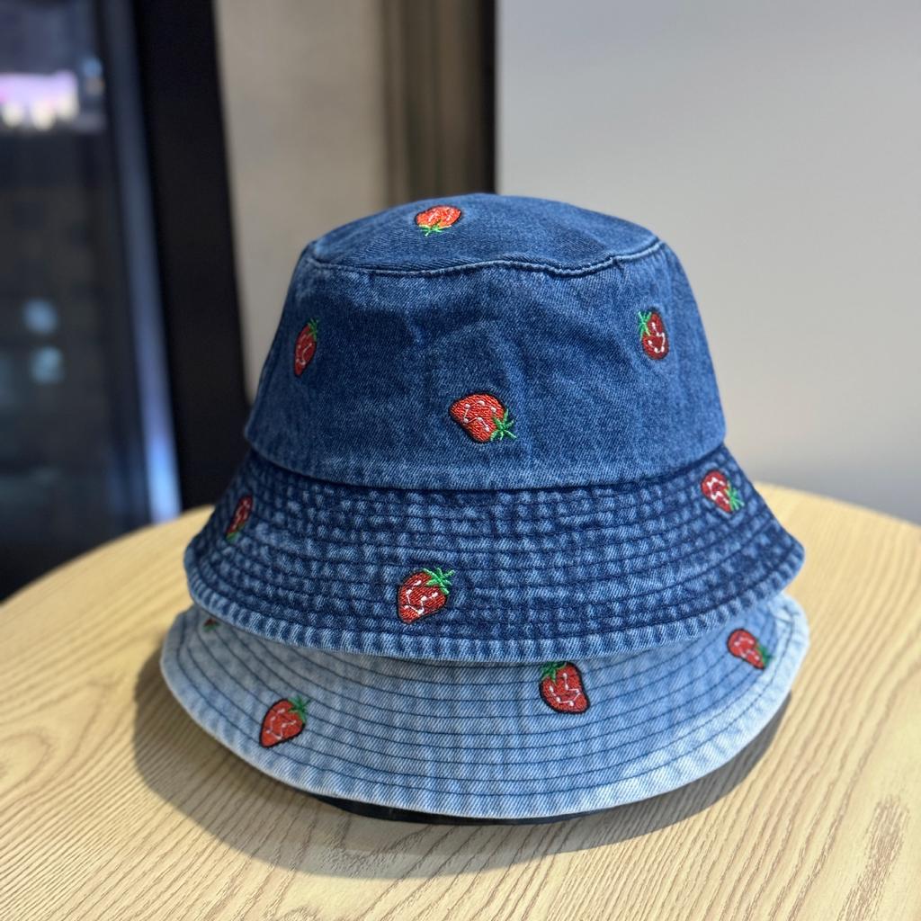 Korean-style strawberry embroidered denim bucket hat for men, wide brim sun protection, fashionable and versatile, makes the face look smaller,