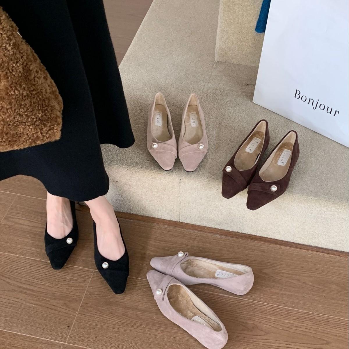 

Осень-зима 2025 новая маленькая остроносая мягкая подошва бархатные жемчужные бобы для беременных женщин внутренний танкетка вечерняя женская обувь 39 кофейный