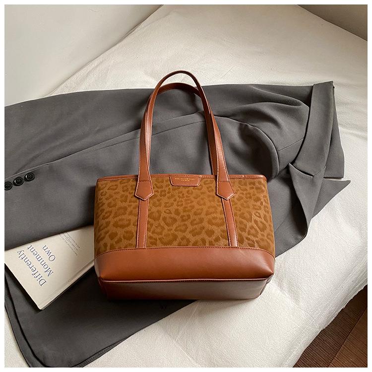 

Мода 2025, сумка-тоут с леопардовым принтом, сумка-подмышка на плечо, женская ретро, популярная, новая, большой вместимости коричневый