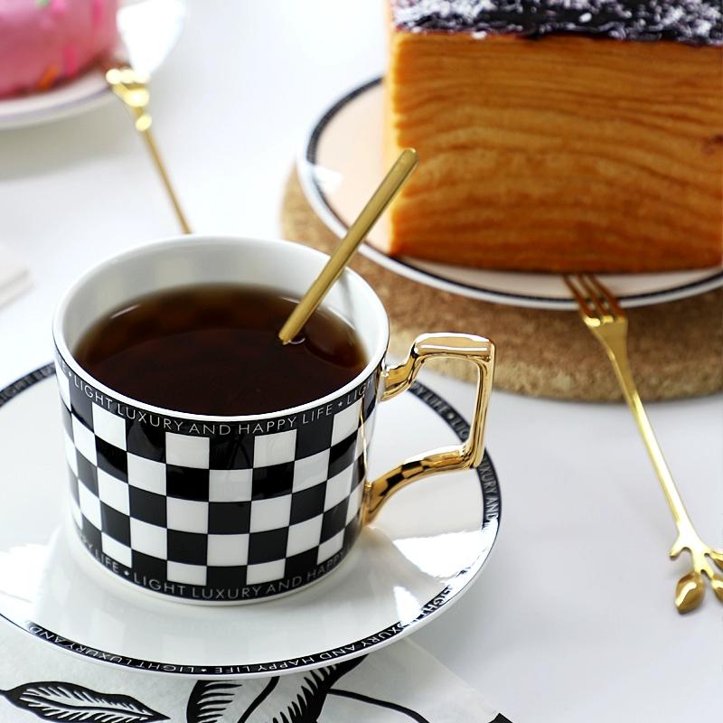 Feines Knochenporzellan Kaffeetassen- und Untertassensets, 270 ml Wunderschön glasierte Teetasse mit Goldrand und Henkel, Keramik-Kaffeetassen mit goldenem Löffel