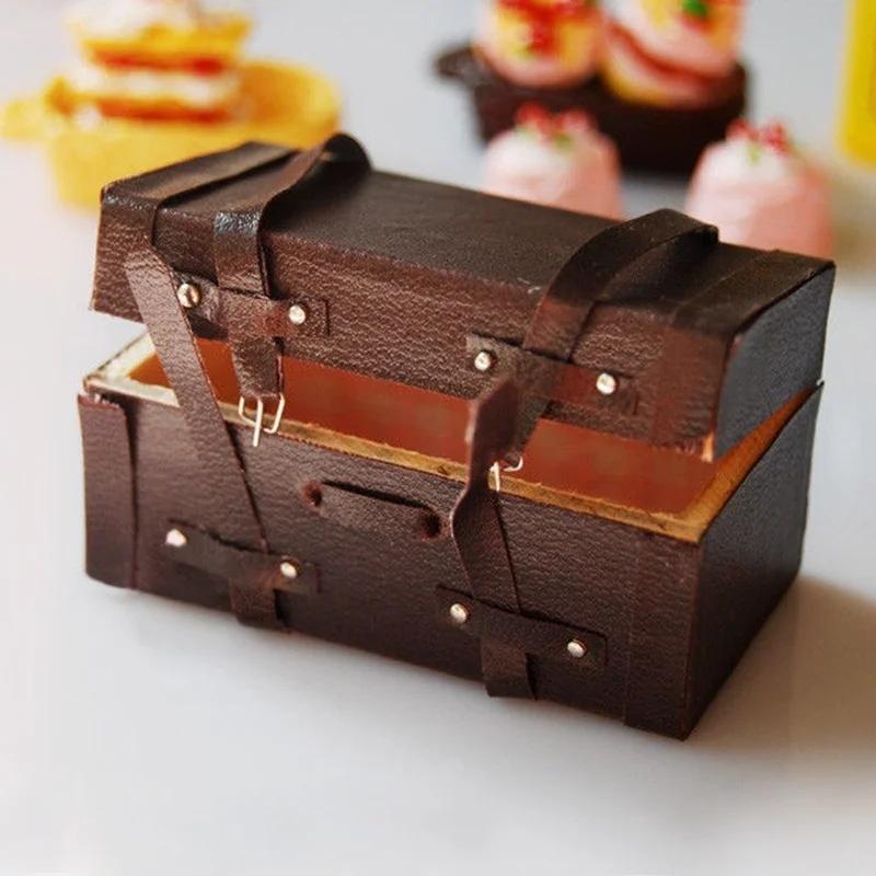 1:12 Mini Retro Leather Wooden Luggage Creative Dollhouse Simulation Model Vintage Luggage Brown Imitation Leather Wooden Box