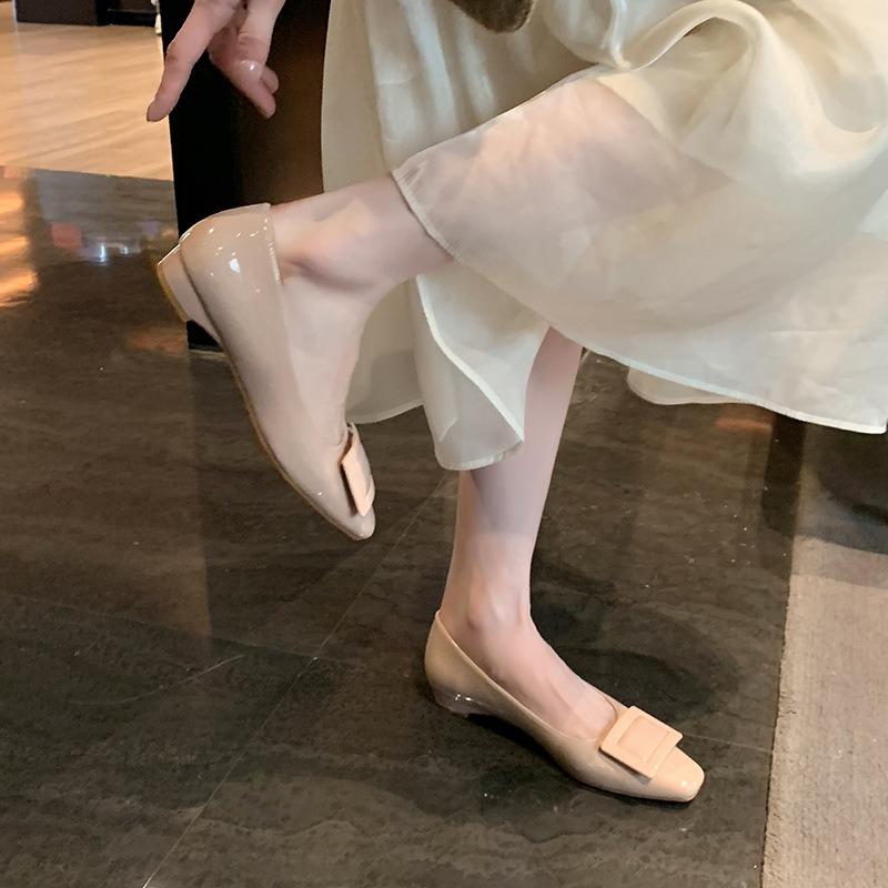  Temperament square buckle patent leather commuter shoes, shallow mouth and one pedal, low heel single shoes, widened large size women's shoes 