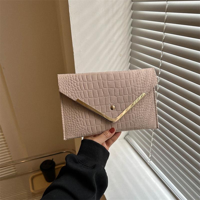 Стильная ретро сумка-конверт для женщин в модных цветах идеально подходящая для повседневных летних нарядов хаки 716₽